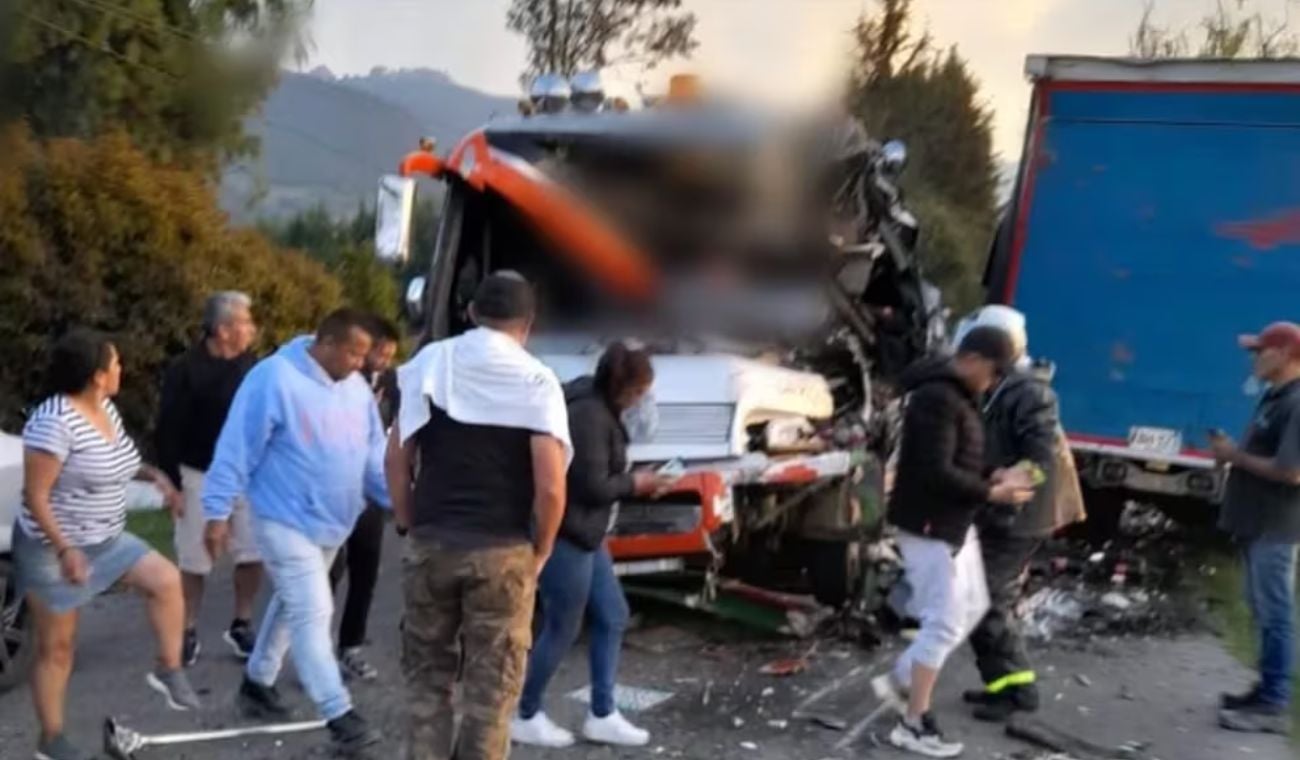 Bus destruido luego de accidente de tránsito
