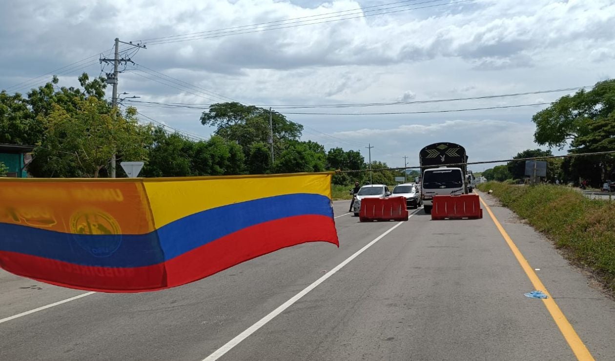 Paso restringido: manifestantes bloquean nuevamente la vía Neiva - Bogotá.