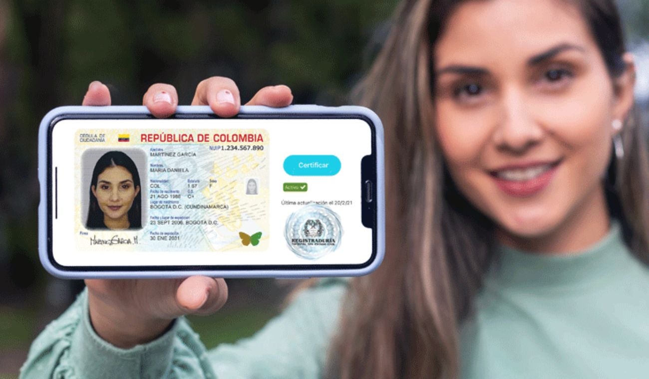 Ciudadana con su cédula digital