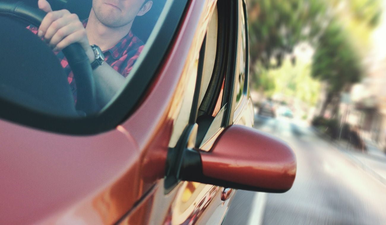 Persona conduciendo-imagen de referencia