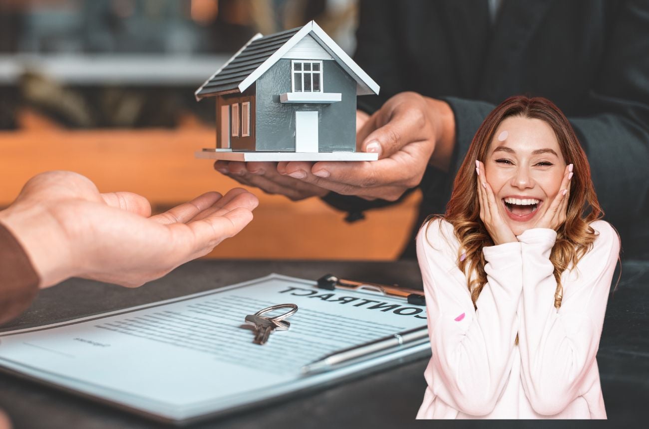 Ciudadana firmando escrituras de su casa nueva