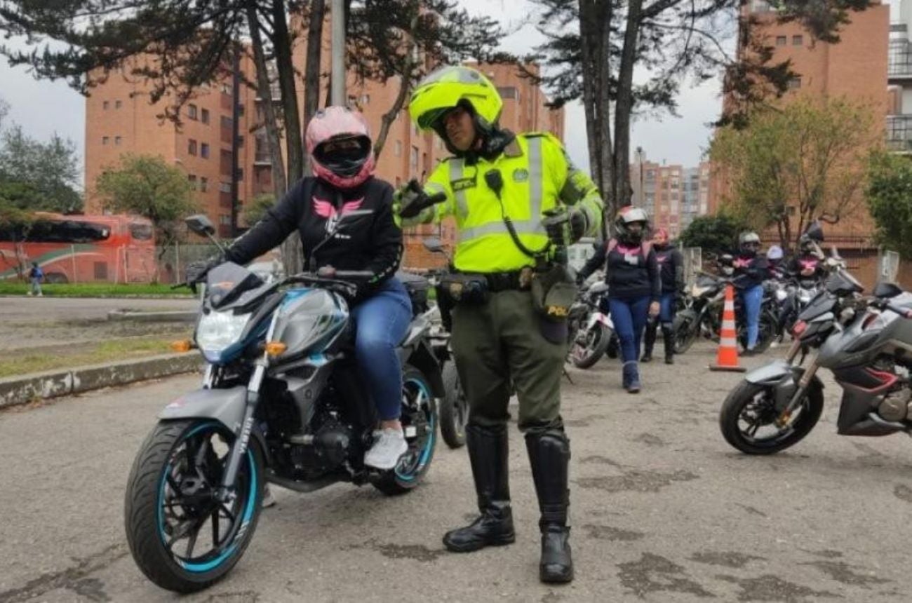Motociclista aprendiendo a manejar