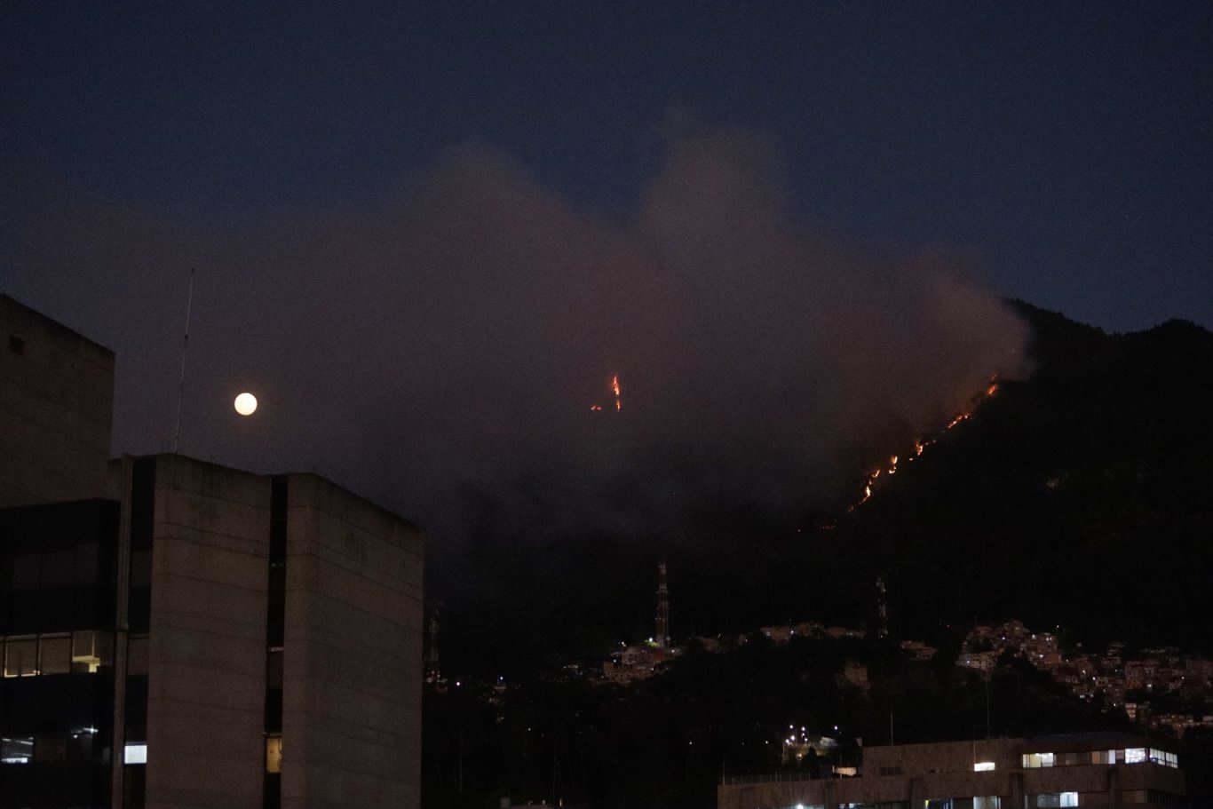 Incendio forestal en el cerro el cable en Bogotá