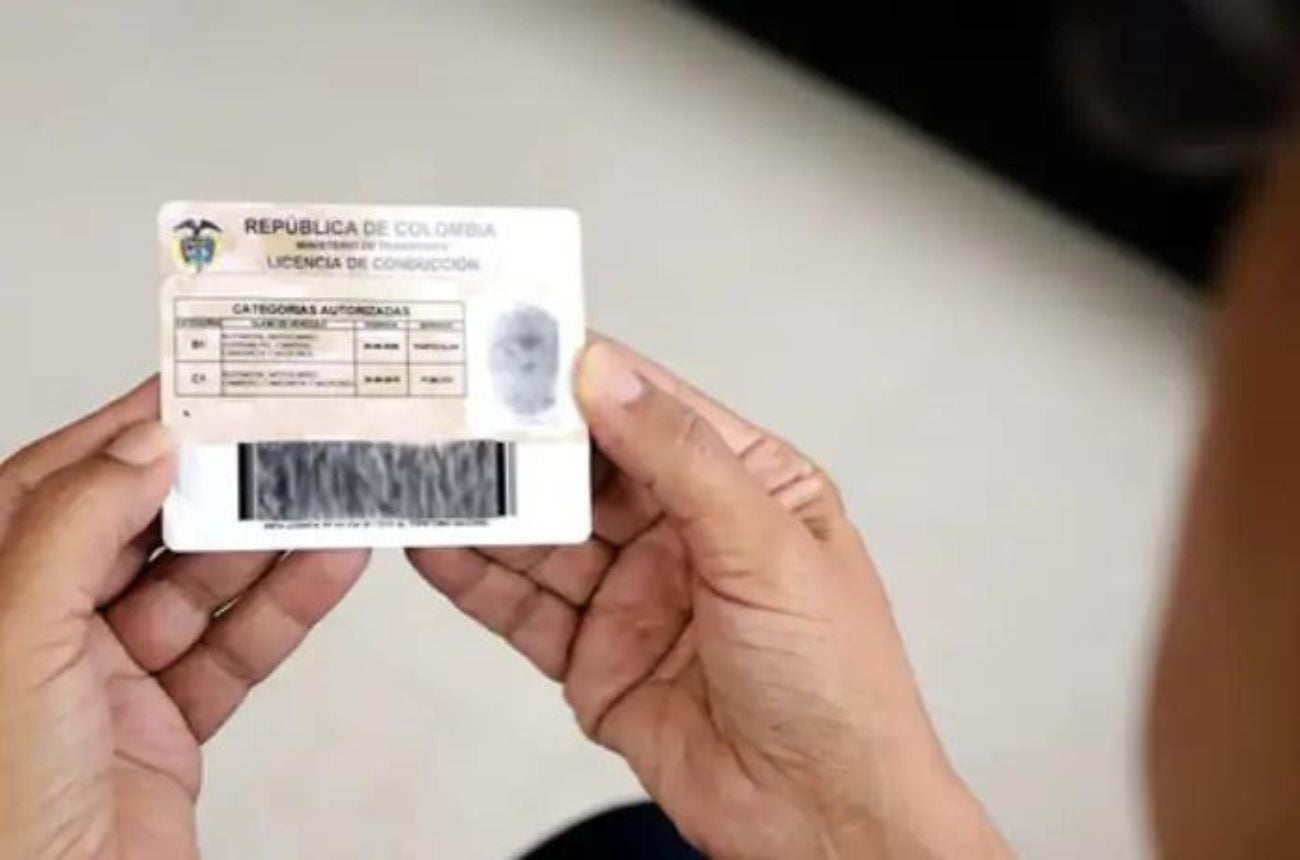 Ciudadano recibiendo la licencia de conducción