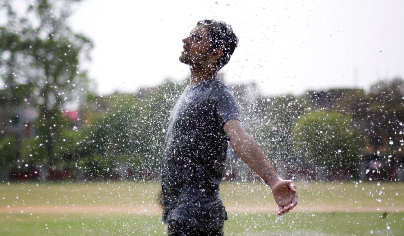 hombre disfrutando de la lluvia