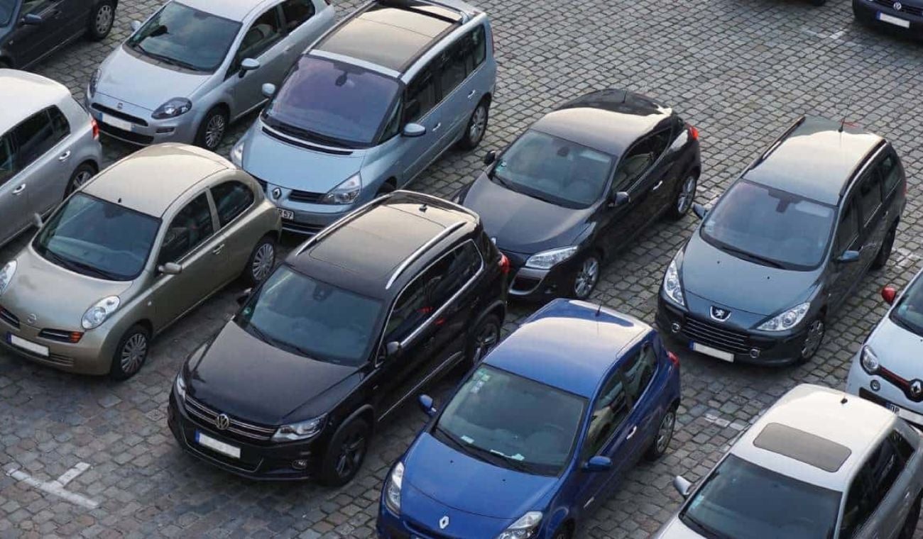 carros parqueados