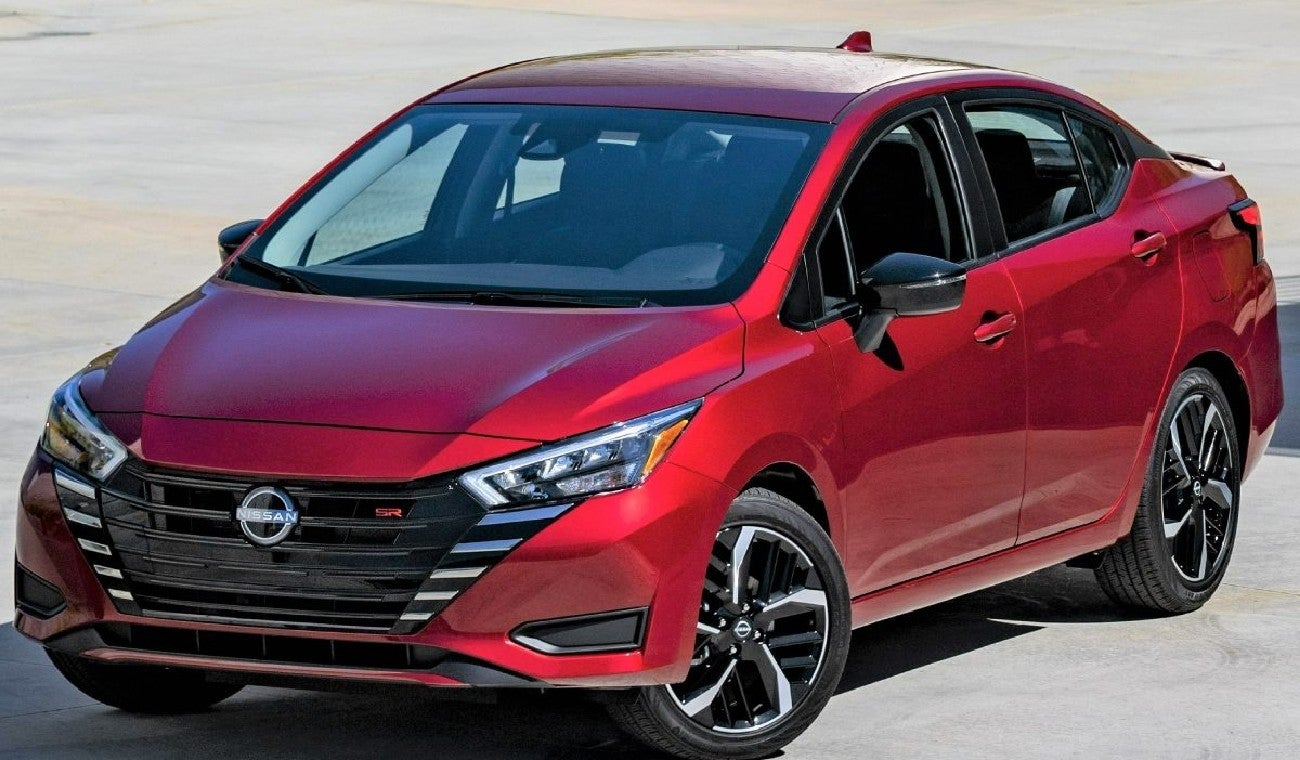 Nissan versa color rojo