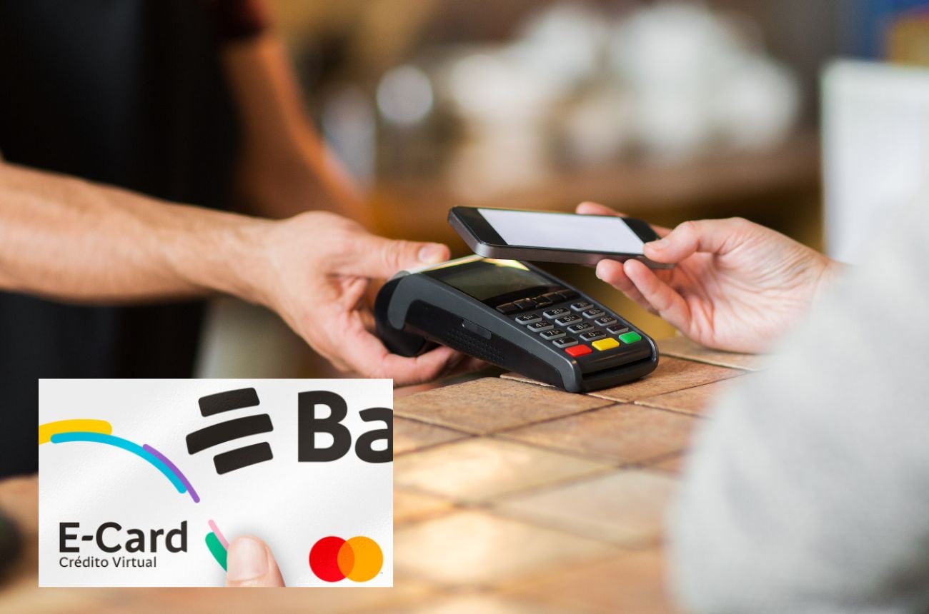 Ciudadano pagan una cuenta desde su celular