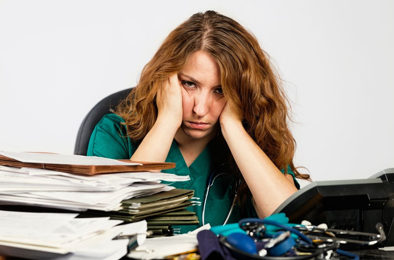 Trabajadora estresado por su jornada laboral