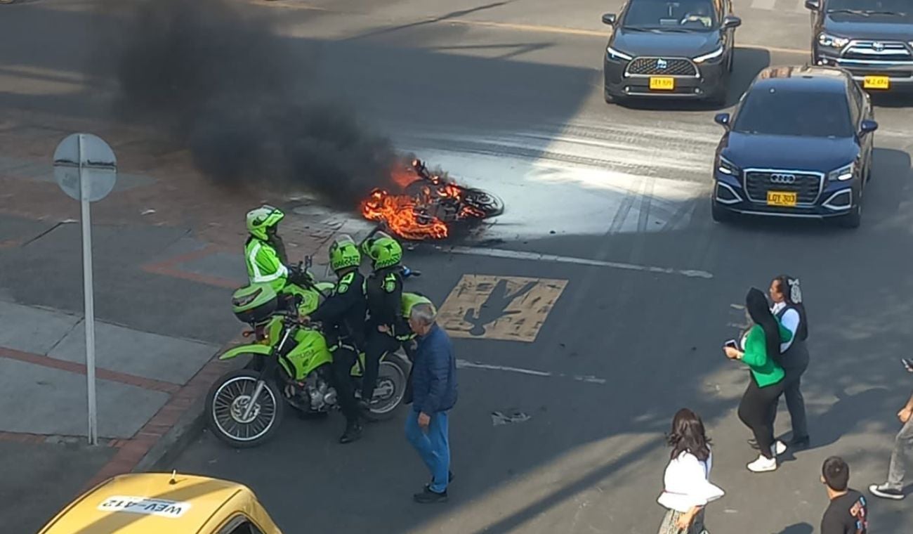 Quema de moto de ladrones en Bogotá