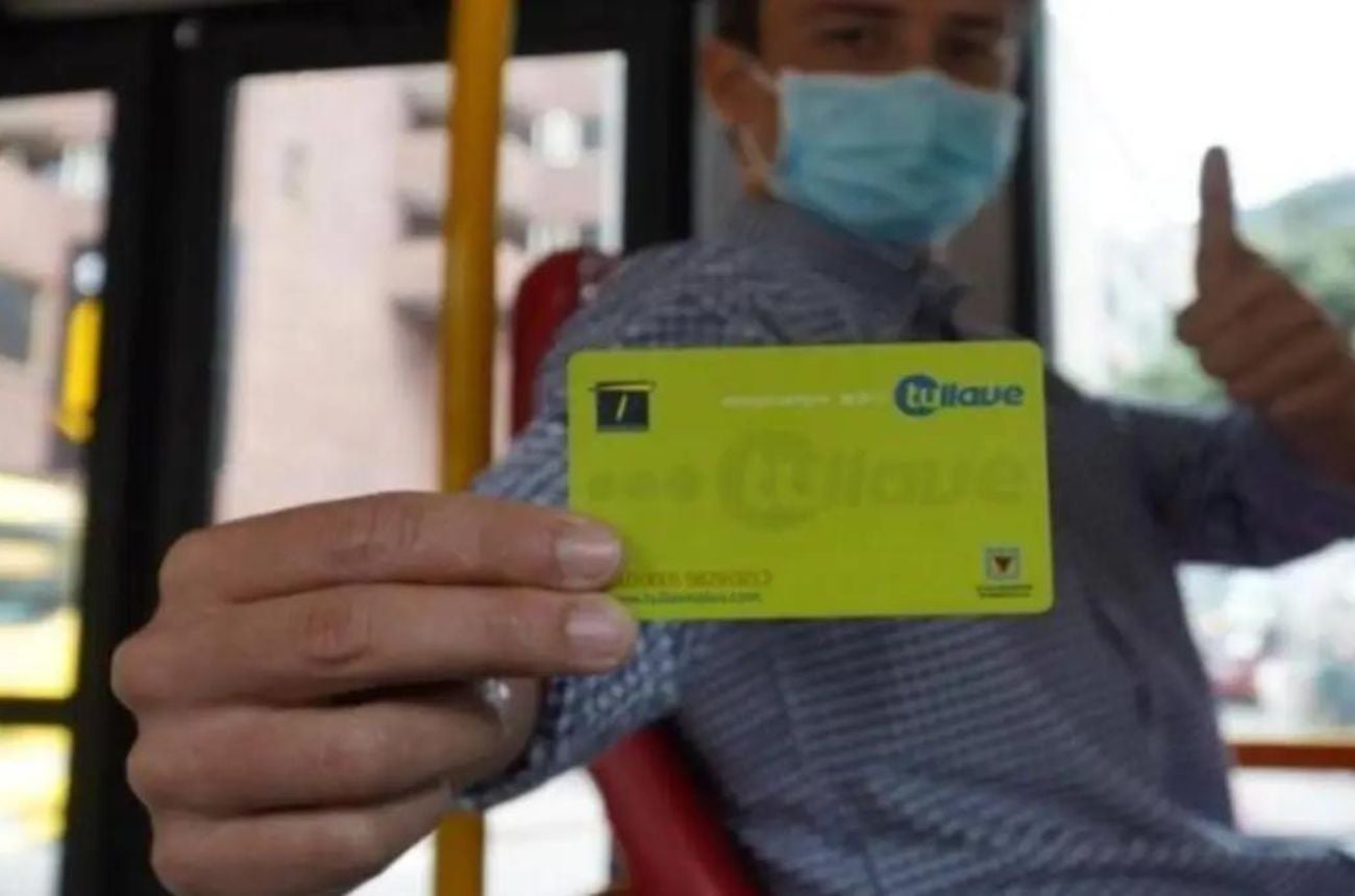 Usuario de Transmilenio usando la Tarjeta TuLlave
