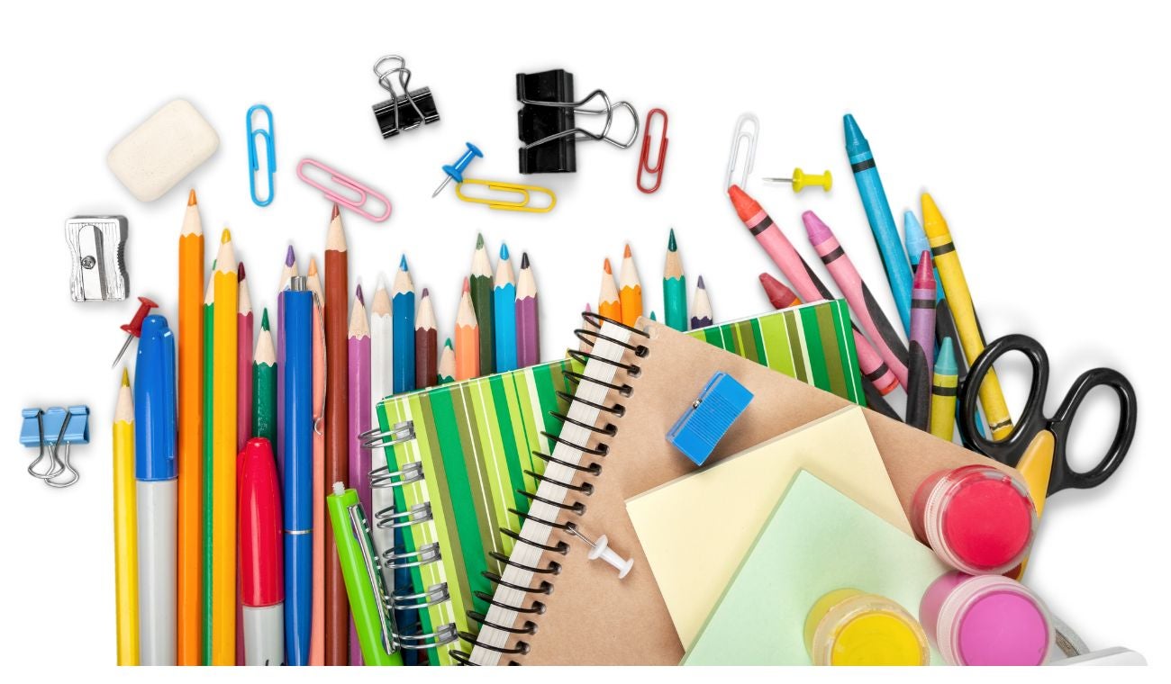 Tijeras, cuadernos, marcadores y lapices