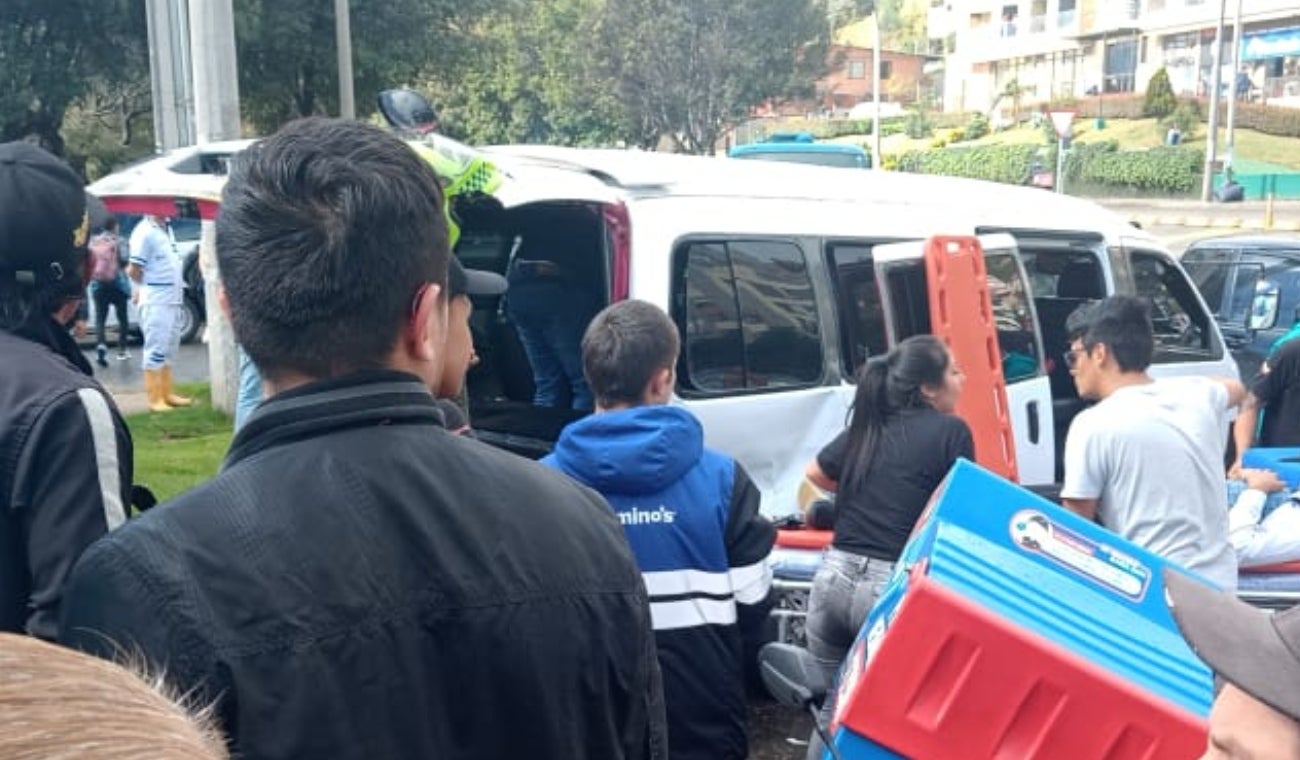 Accidente entre ruta escolar y camioneta en Usaquén