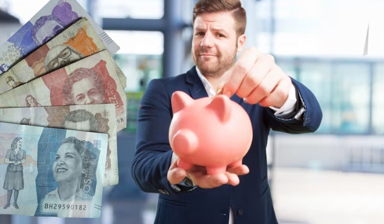 Hombre ahorrando en alcancía con forma de marranito/ billetes colombianos