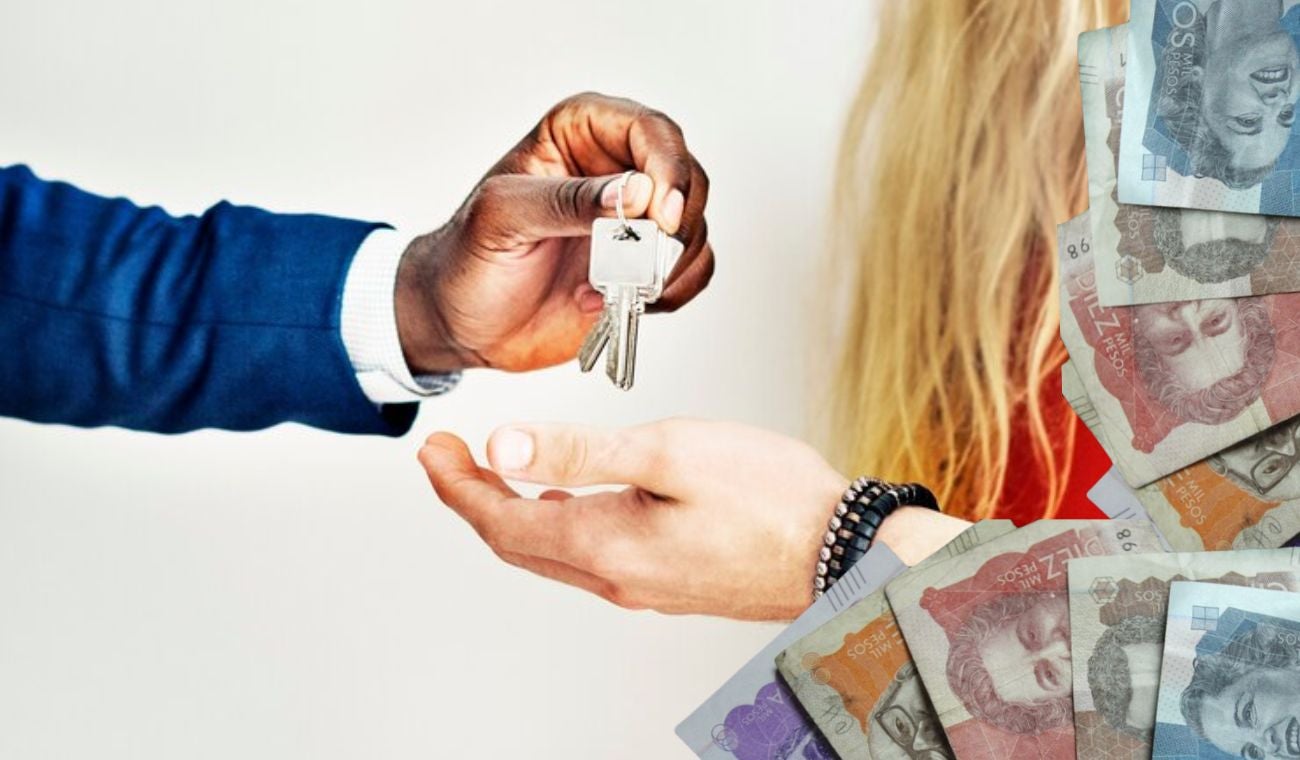 Hombre entregando las llaves de una vivienda /dinero colombiano