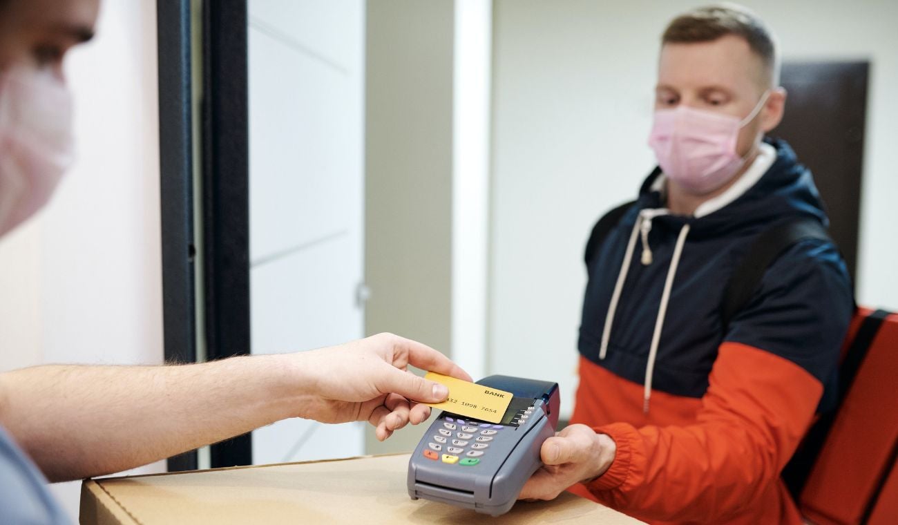 Mujer comprando con tarjeta