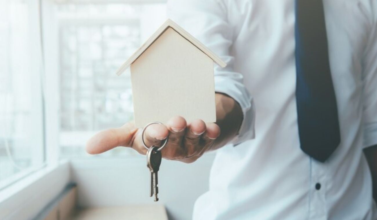 Persona recibe las llaves de su vivienda nueva