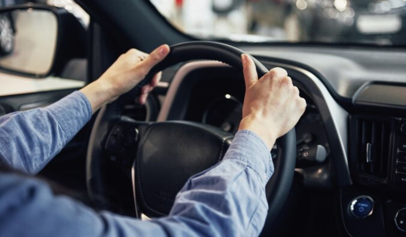 Persona conduciendo
