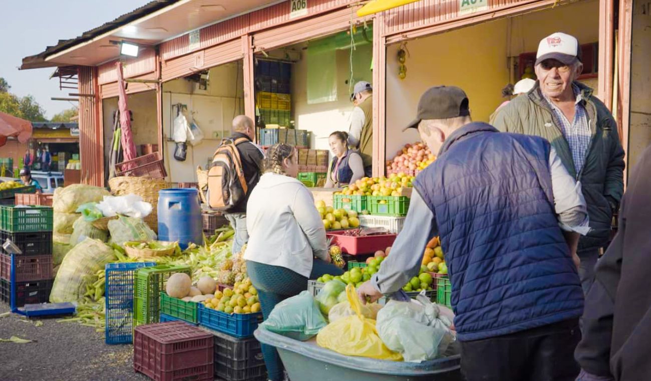 Corabastos: personas vendiendo frutas y verduras