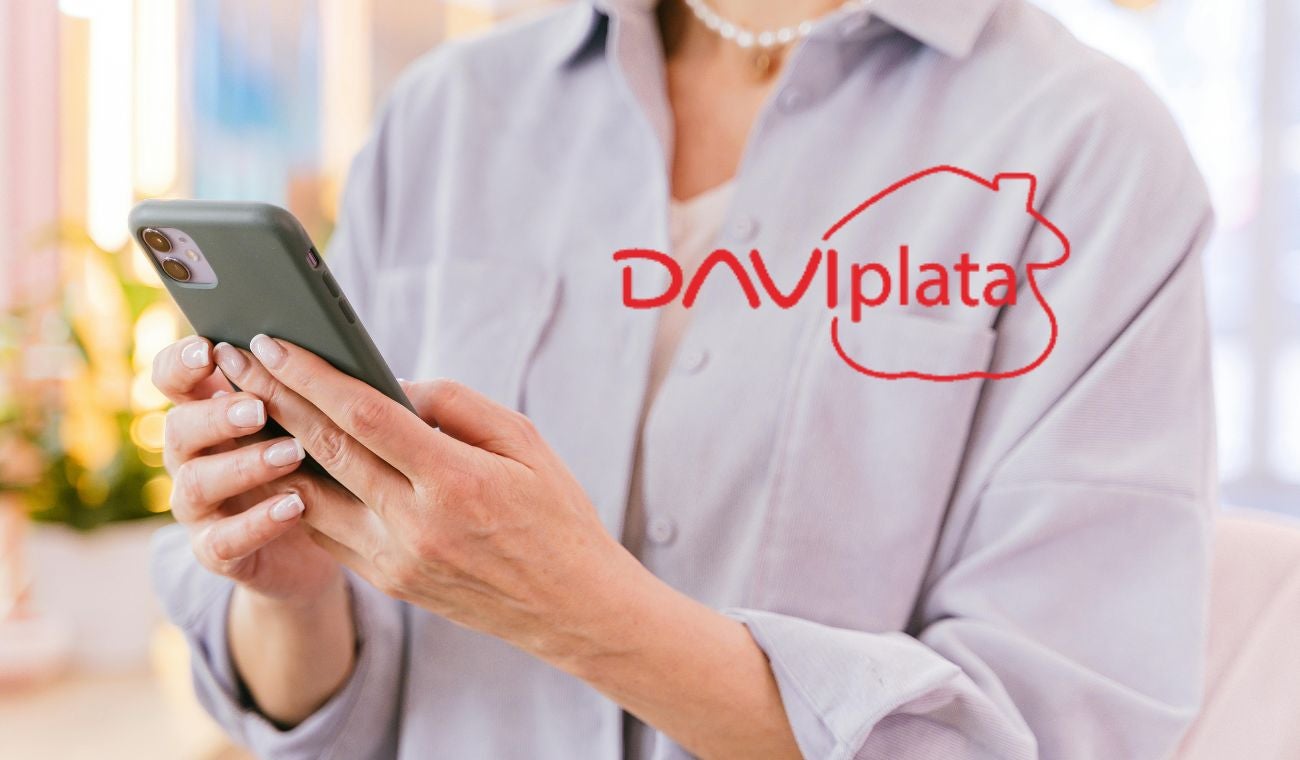 Mujer usando el celular /logo de Daviplata