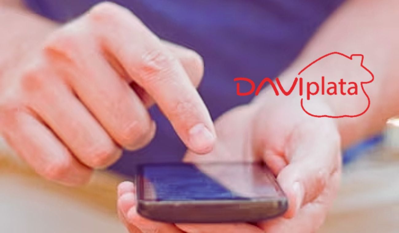 Persona usando celular en Daviplata