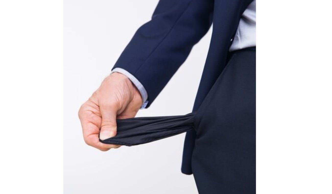 Bolsillo vacío del pantalón de un hombre