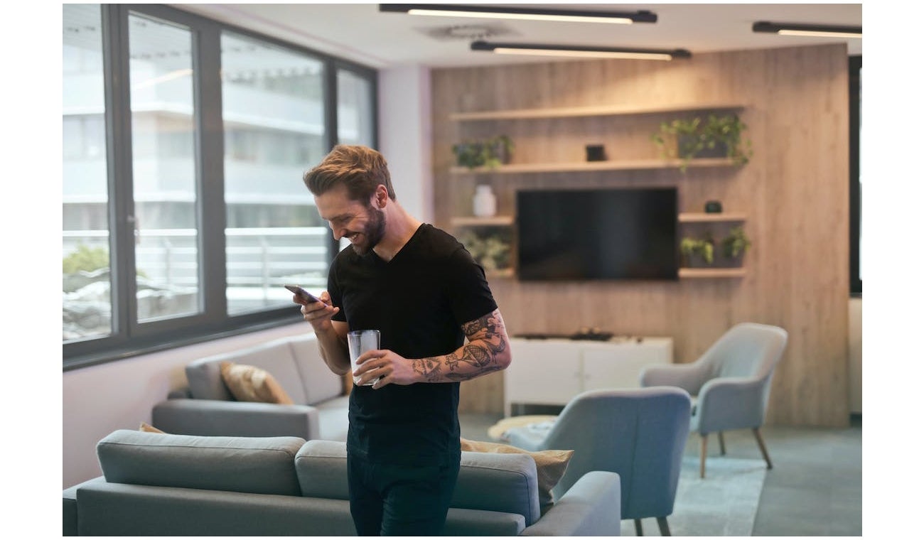 Hombre mirando el celular