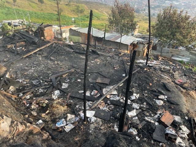 11 viviendas destruidas tras incendio en Ciudad Bolívar