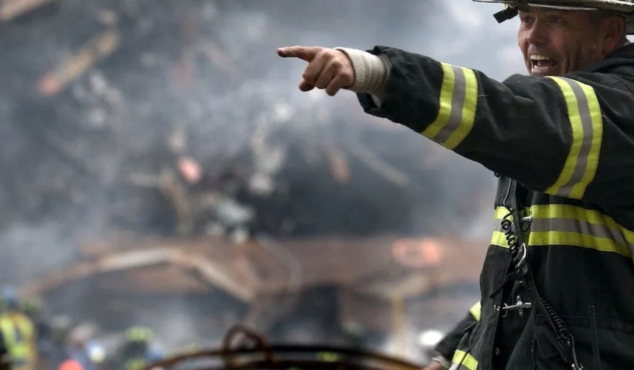 Bombero tratando de controlar un incendio- imagen de referencia