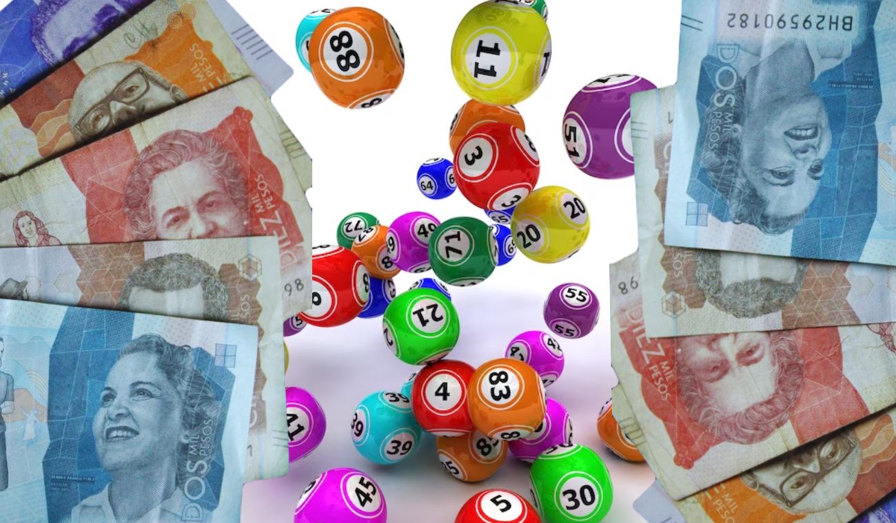 Balotas de lotería y dinero colombiano