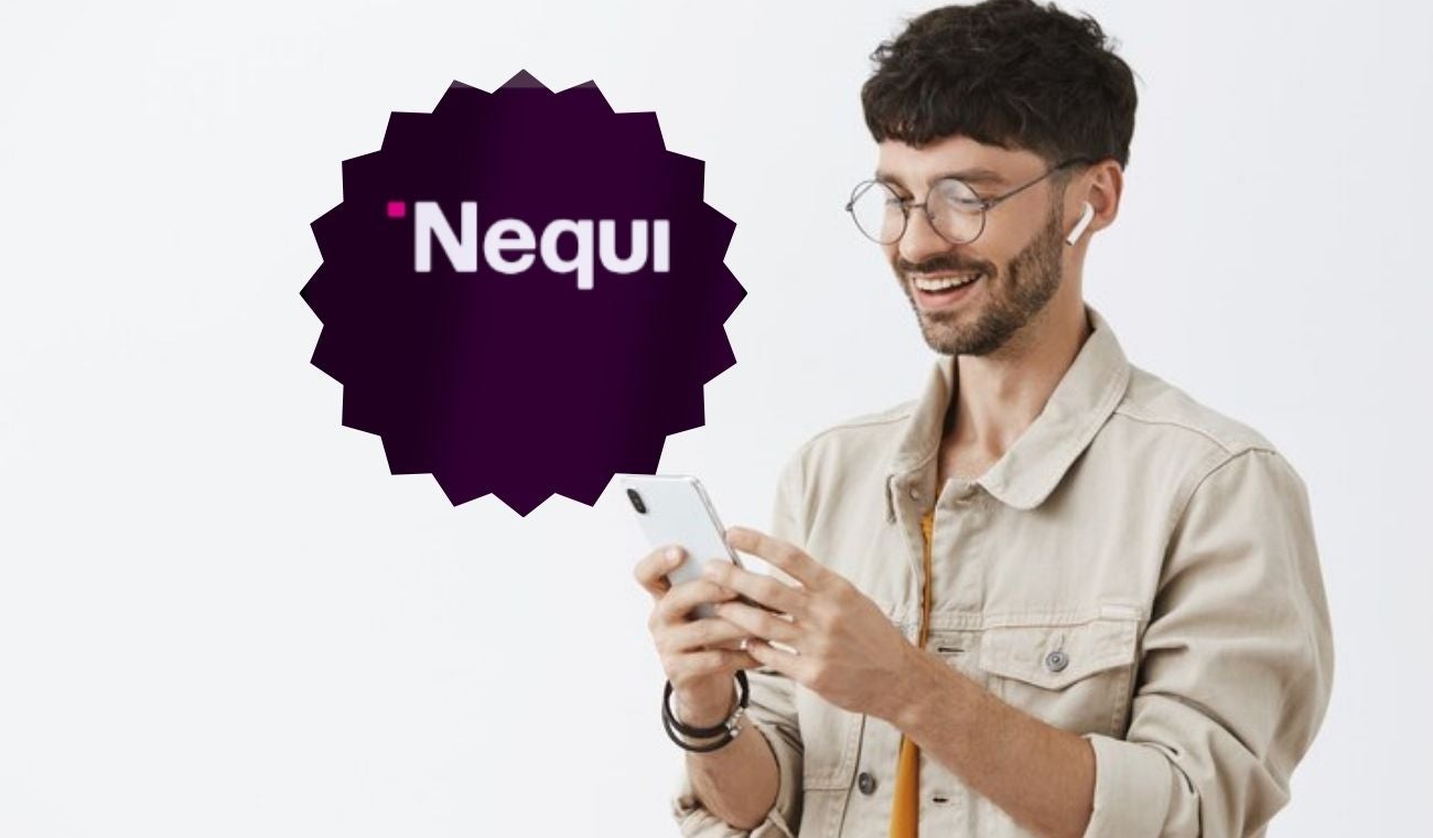 Hombre usando el celular y logo de Nequi