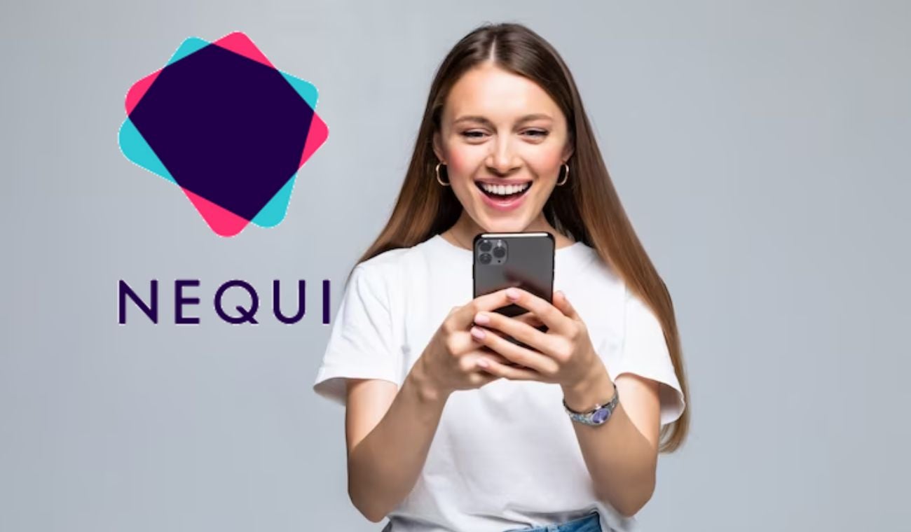 Mujer usando Nequi en el celular