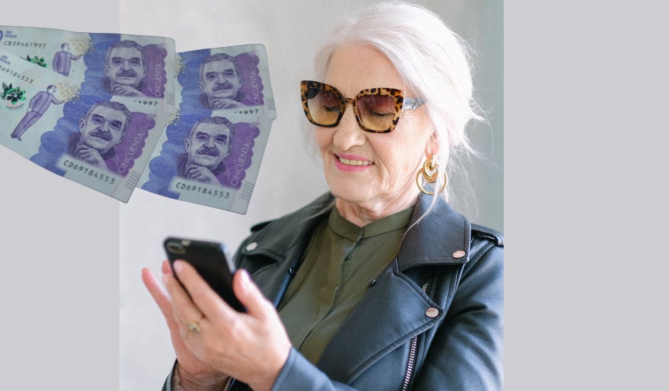 Mujer mayor revisando el celular/ billetes de 50.000 pesos