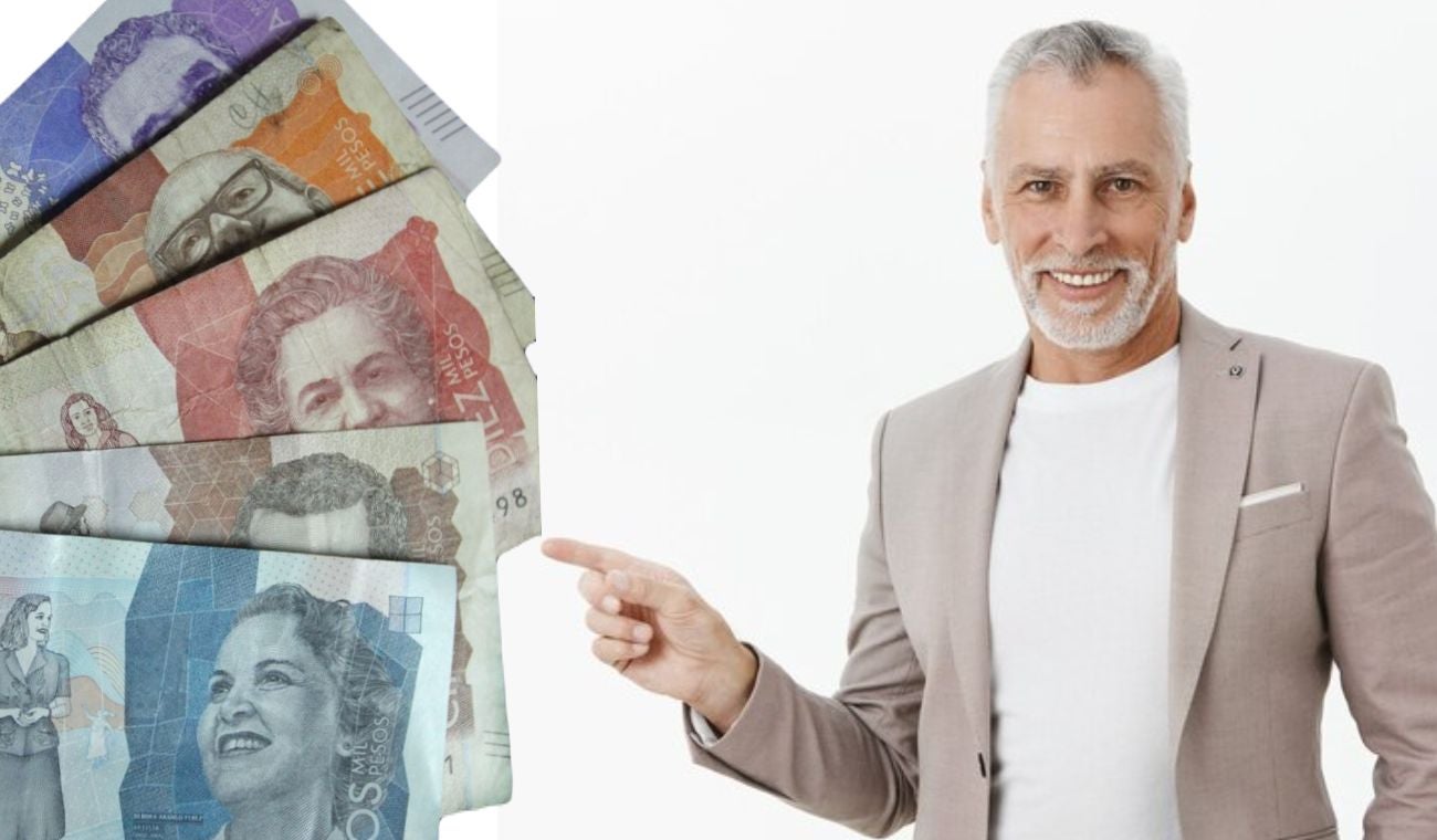 Hombre mayor señalando dinero colombiano