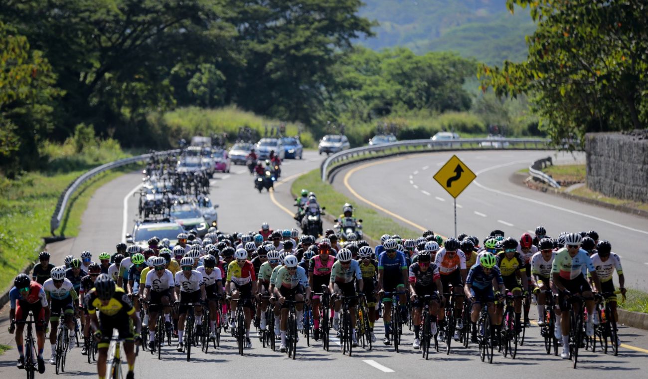 Ciclistas en el Tour Colombia en carretera