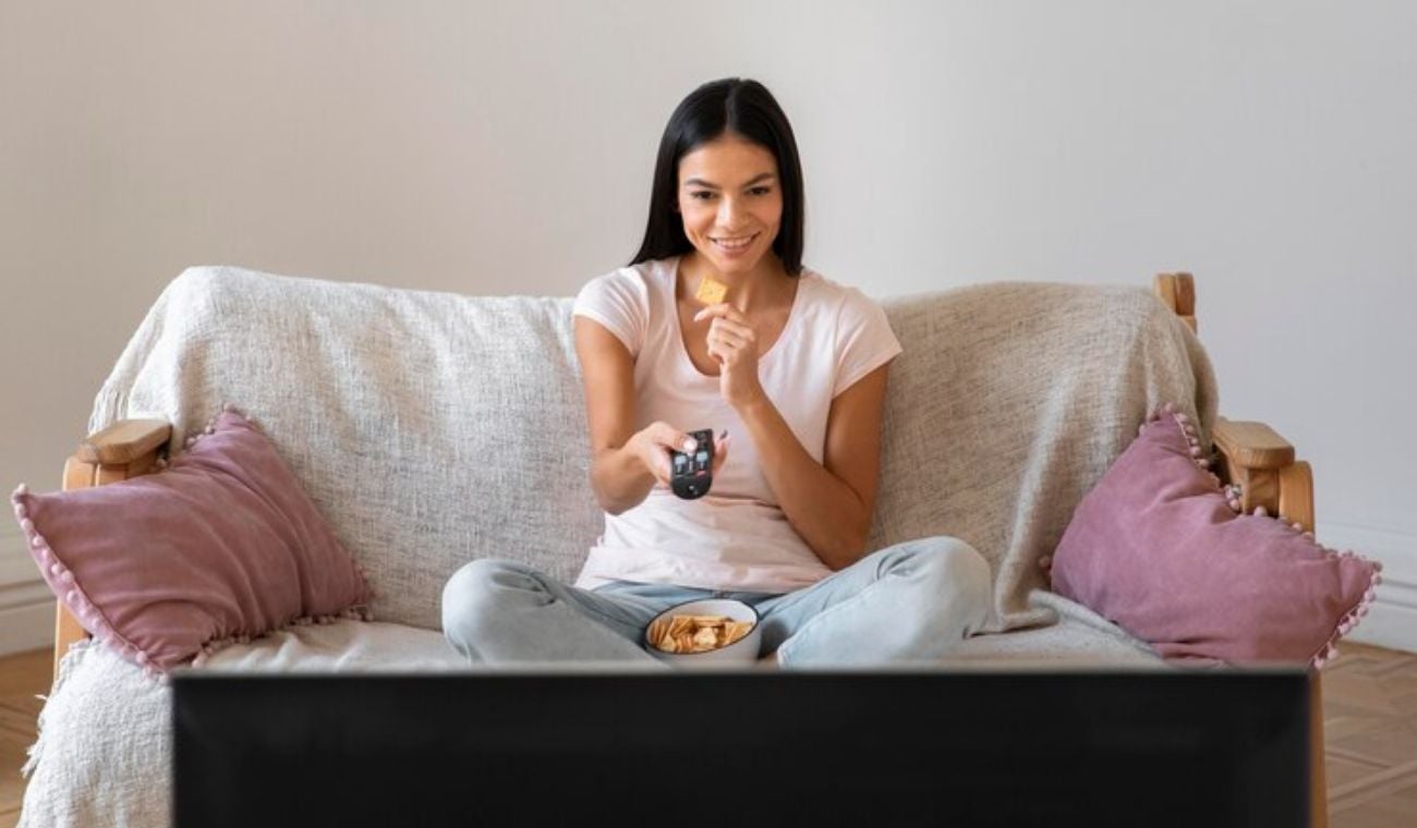 mujer viendo series y películas