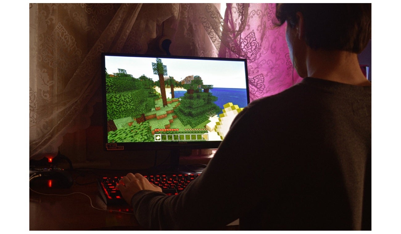 Hombre en el computador en videojuegos