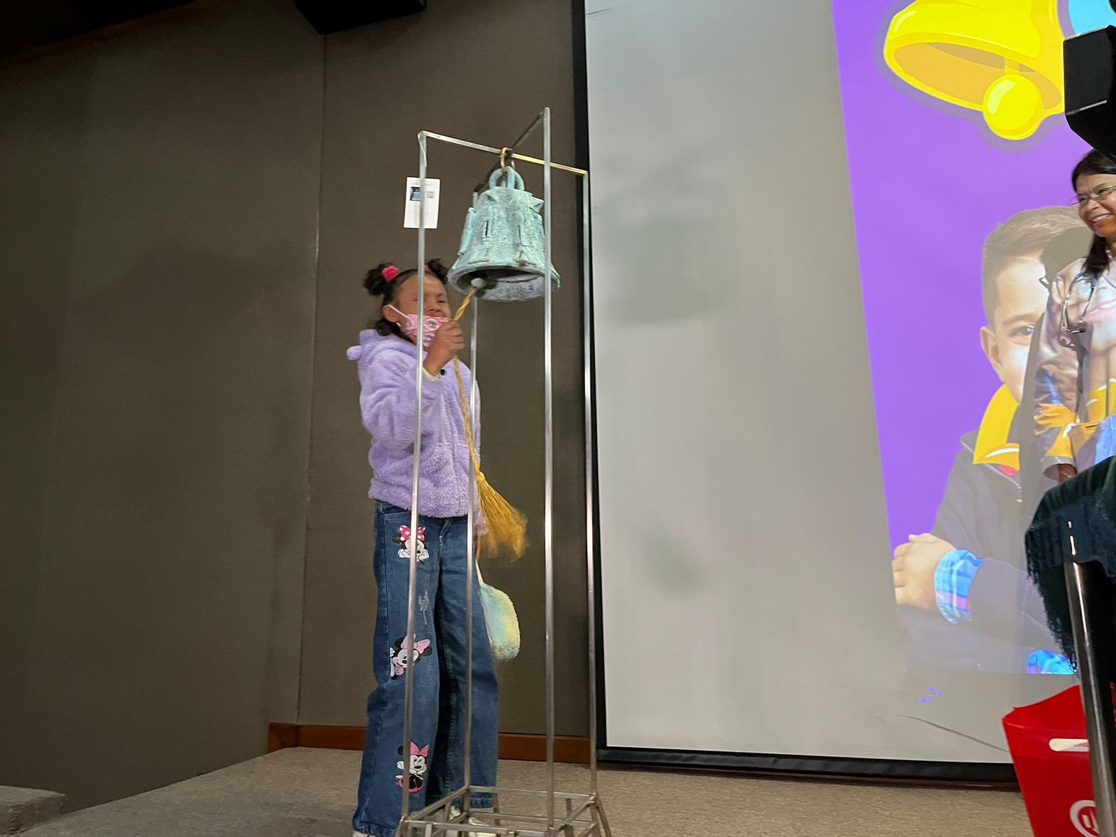 Los niños tocaron la campana.