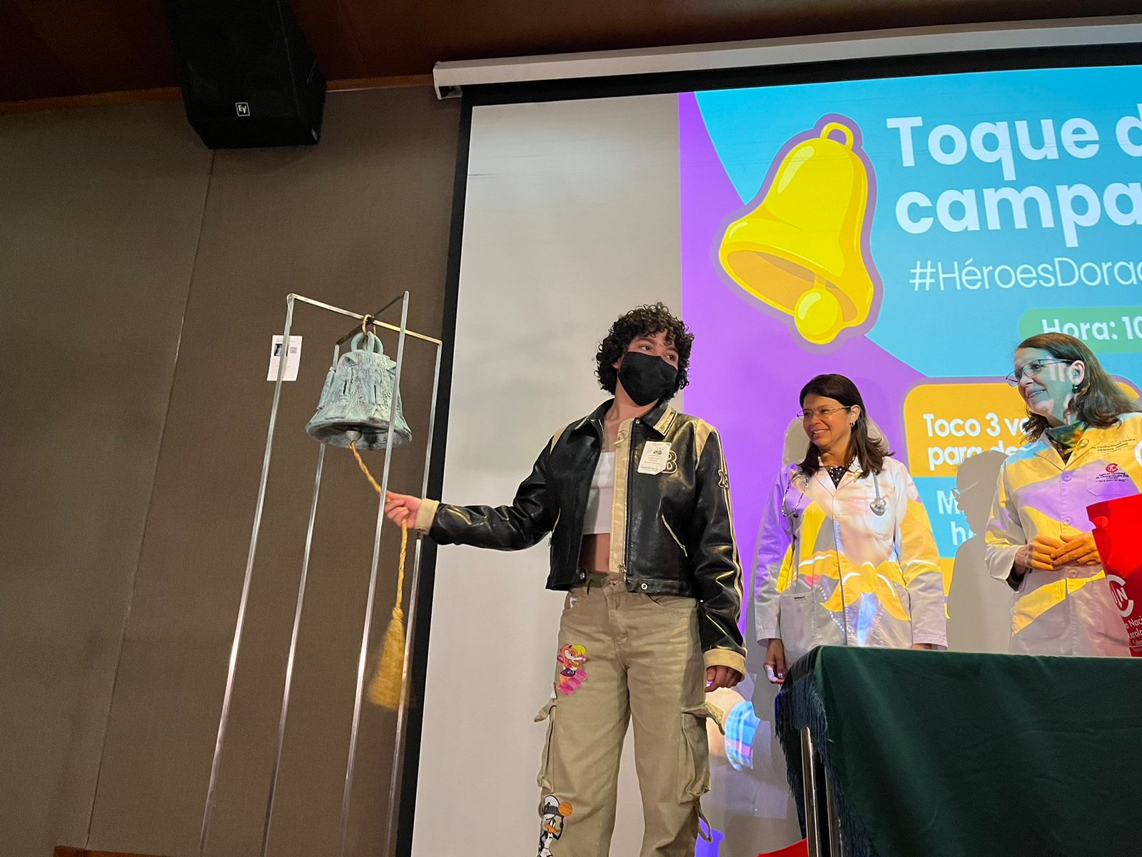 La alegría de los menores fue muy grande que muchos saltaban.