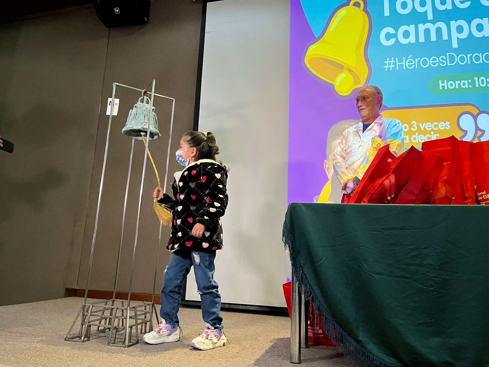 Los niños muy emocionados tocaropn la campana.