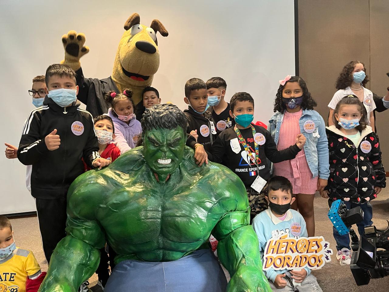 Grandes campeones son estos niños que superaron al cáncer.