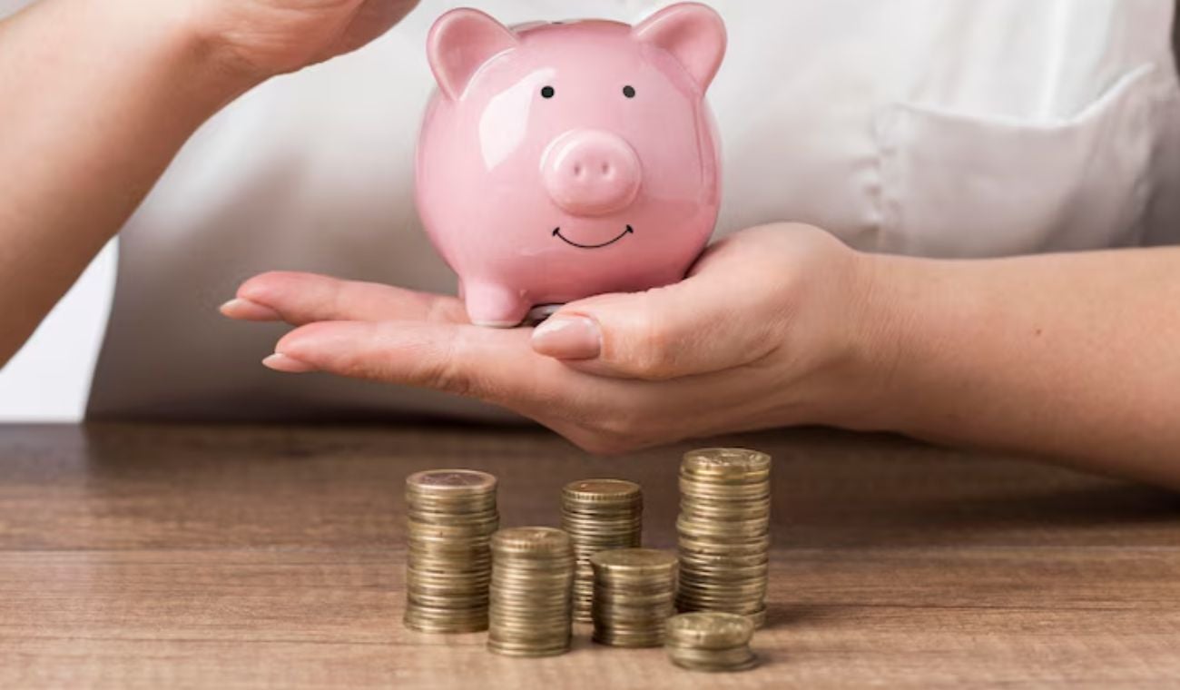 persona ahorrando dinero