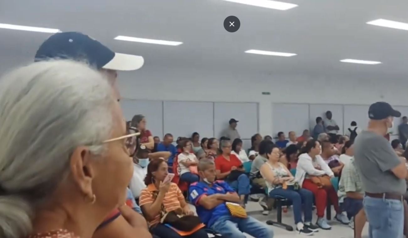 Pacientes esperando a ser atendidos en Audifarma