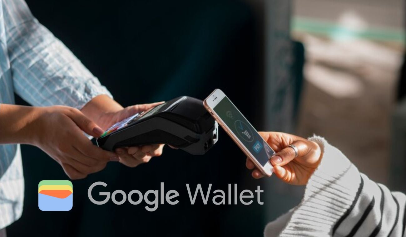 Mujer pagando con el celular a un datafono