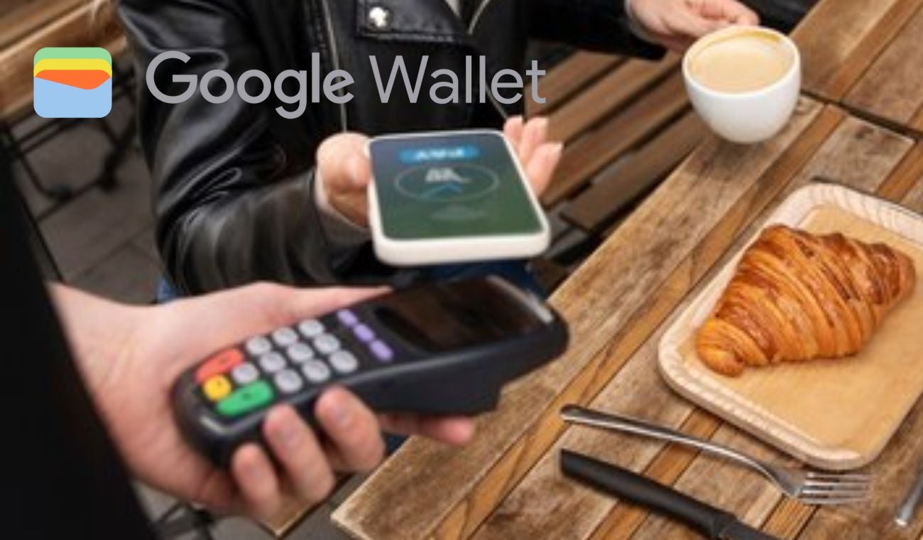 Mujer pagando con su teléfono a un datafono