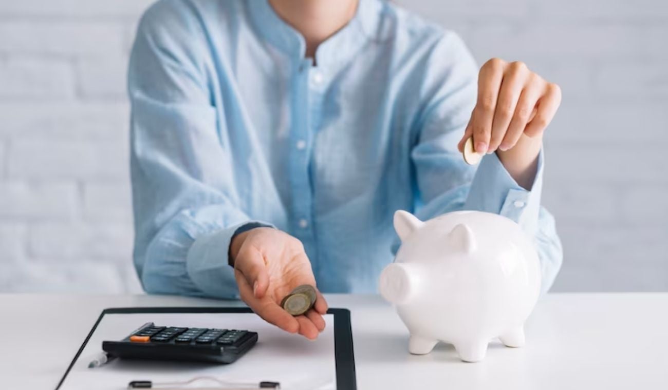 Mujer ahorrando sus cesantías y haciendo cuentas