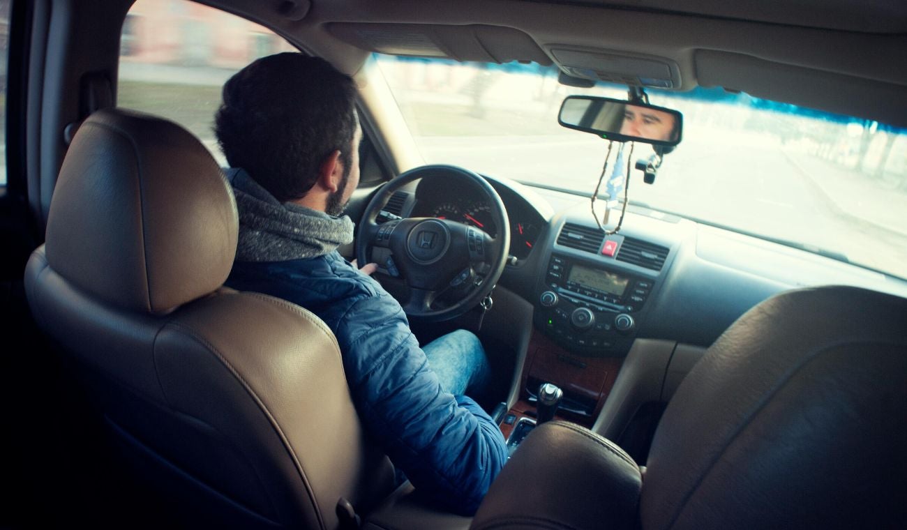 Hombre conduciendo un carro