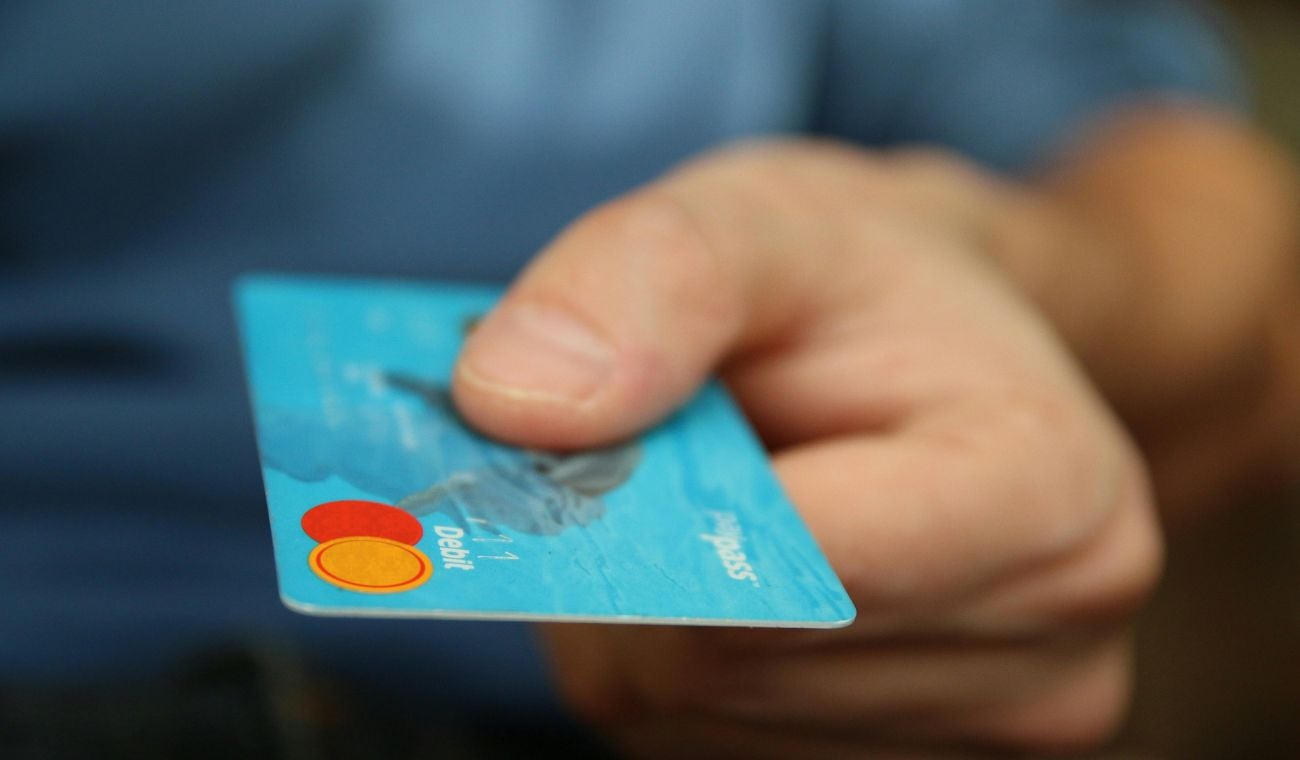 Persona pagando con tarjeta de crédito
