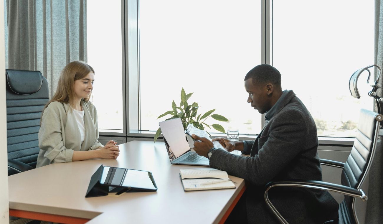 Mujer en entrevista de trabajo