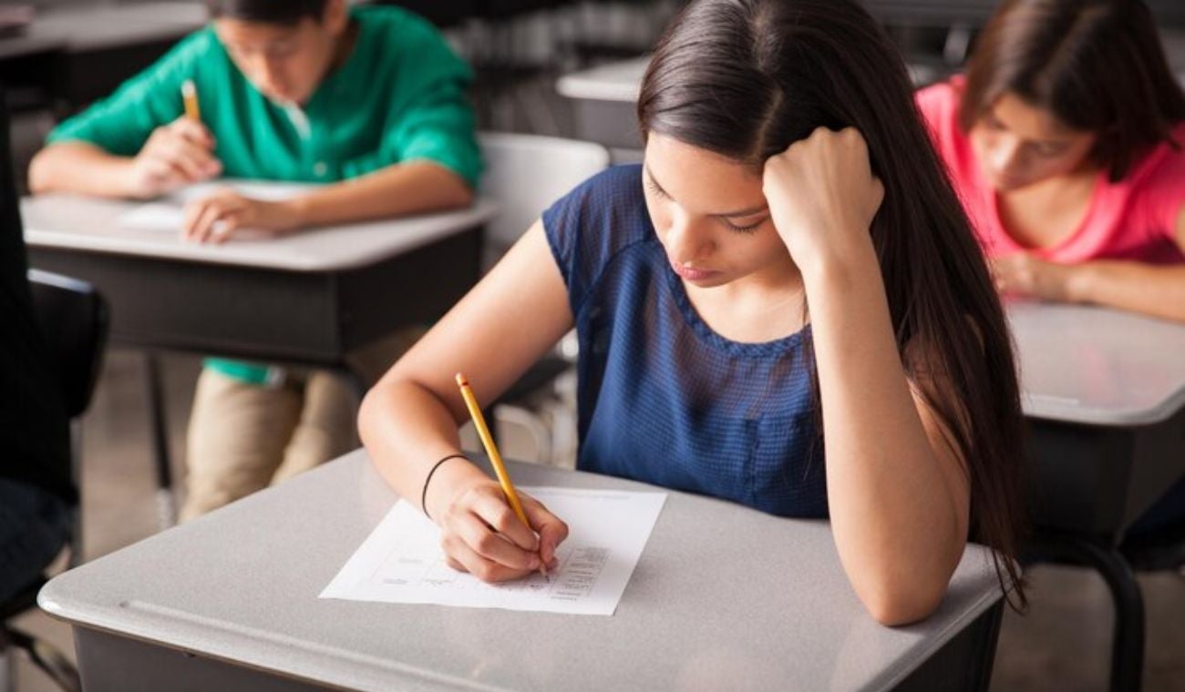 Niña respondiendo un examen en el colegio